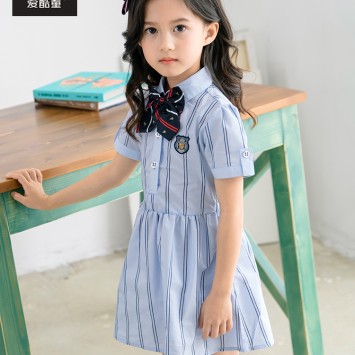 蓝色短袖儿童衬衫与裙子校服套装